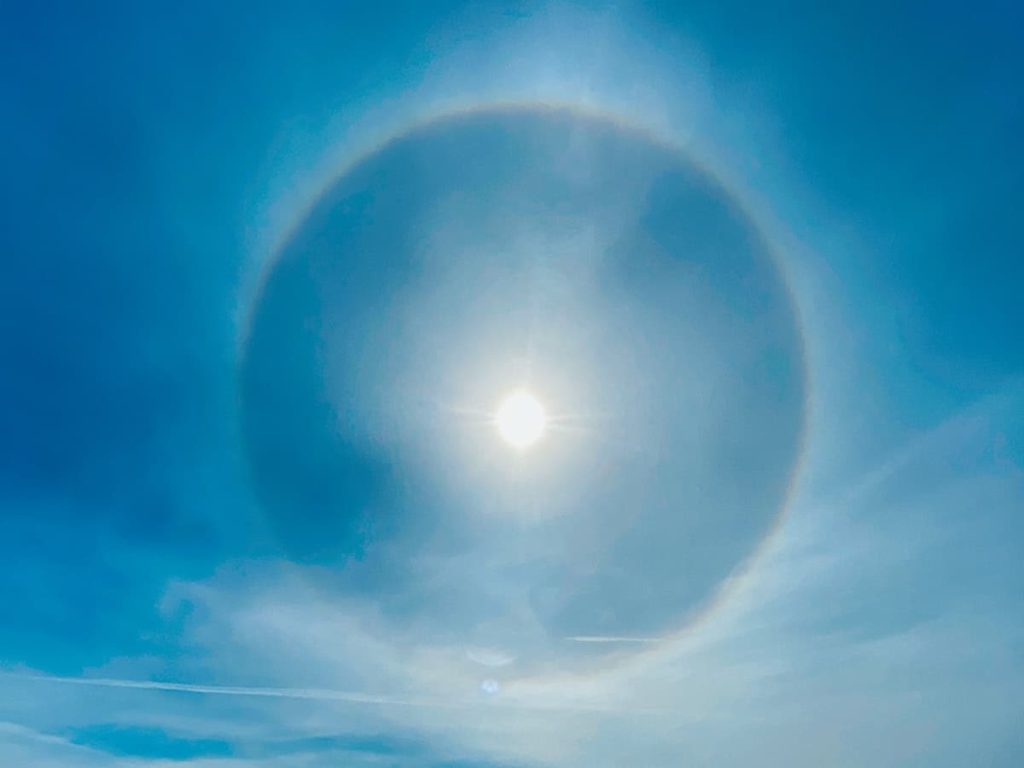 日暈 にちうん ひがさ 太陽の周りにレインボー出現 幸運の輪 Reico サイキックリーディングhasuneo