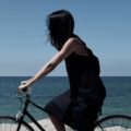 自転車の女性
