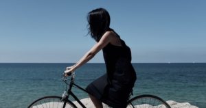 自転車と女性
